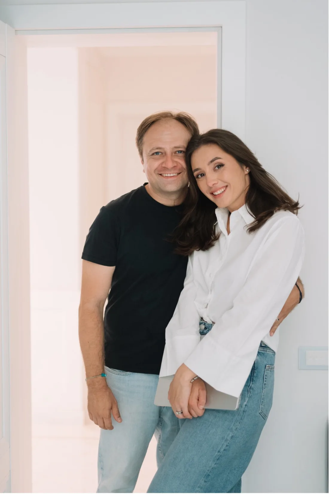 Diana și Bogdan Bălan, zâmbind, într-un interior luminos